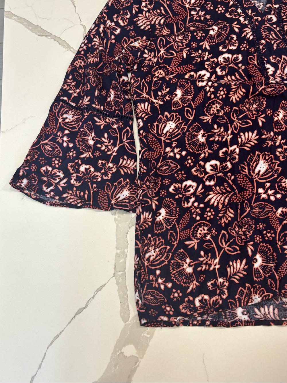 Gloria Vanderbilt Nova Navy Coral Floral V-Neck Tunic Blouse Top Bell Sleeve M - Picture 5 of 16